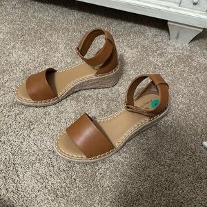 Tommy Bahama women’s wedge sandals, size 8